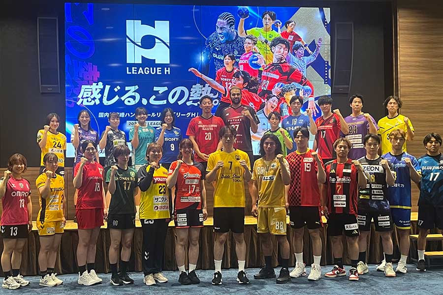 リーグH開幕記者会見に出席したブ男女計25チームの選手たち。後列中央がブレイブキングス刈谷の渡部主将とジークスター東京の玉川主将