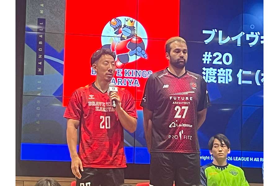 リーグH開幕戦に向けて豊富を口にするブレイブキングス刈谷の渡部仁主将（左）とジークスター東京の玉川裕康主将【写真：編集部】