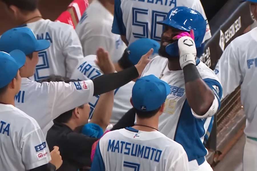 6回に右中間へ2ランを放った日本ハムのフランミル・レイエス【画像：パーソル パ・リーグTV】