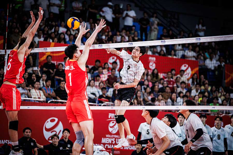 男子U21世界選手権、決勝トーナメント1回戦で中国と対戦した日本代表【写真：Volleyball World提供】