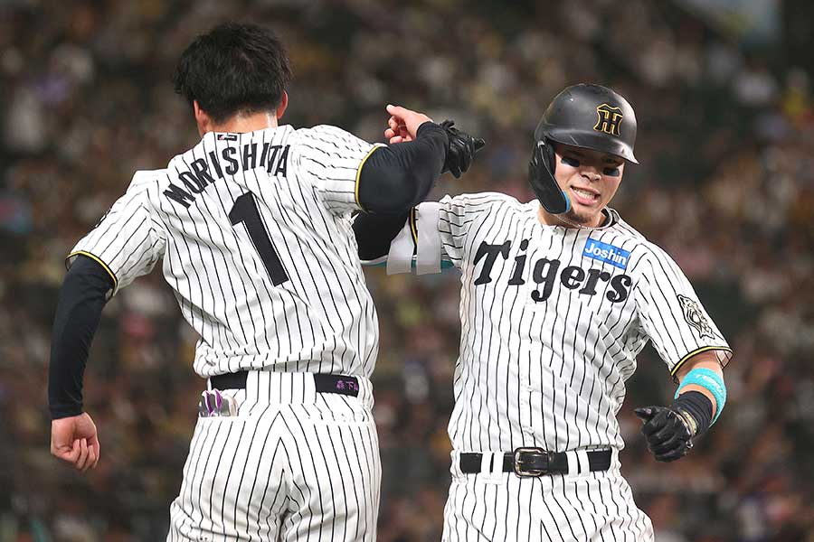 8回、本塁打を放ち森下と喜びを分かち合う阪神の佐藤輝明（右）【写真：産経新聞社】