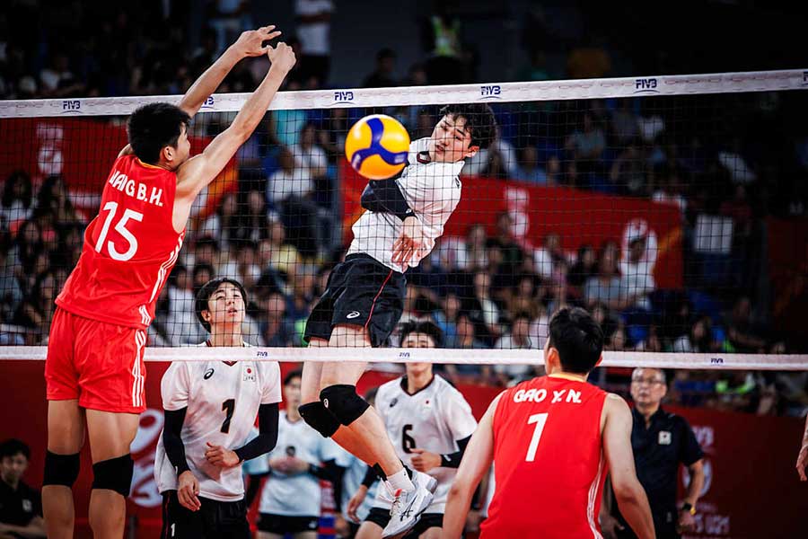 男子U21世界選手権、決勝トーナメント1回戦で中国と対戦した日本代表【写真:Volleyball World提供】