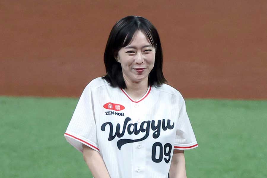 日本ハム―楽天戦、始球式を行った石川佳純【写真：産経新聞社】