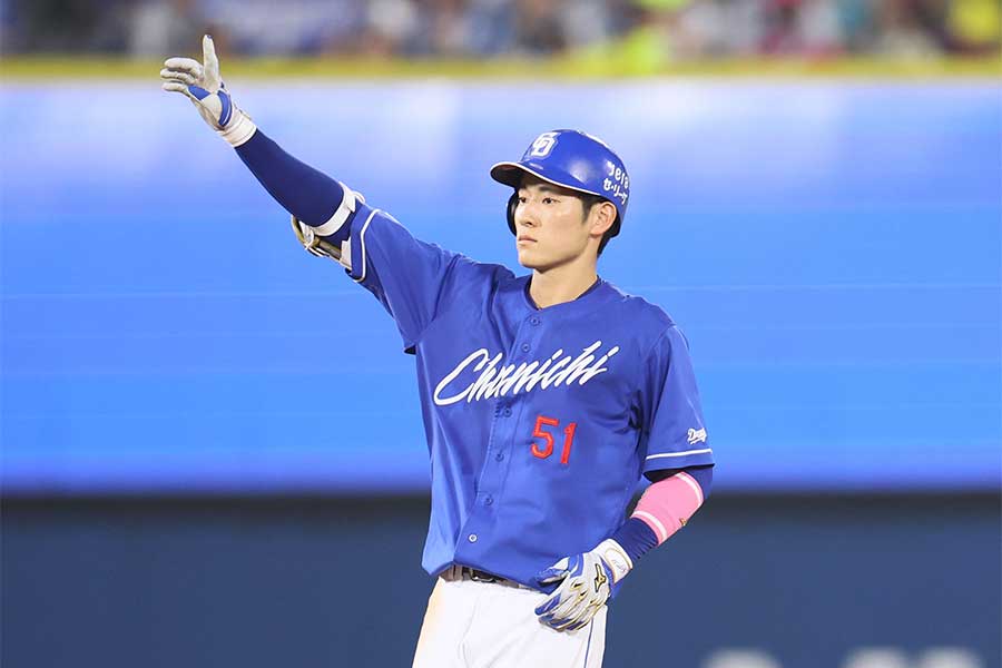 DeNA戦、3安打3打点と活躍した中日の上林誠知【写真：産経新聞社】
