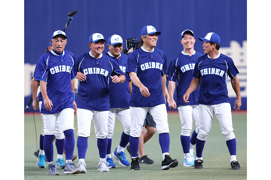 「イチロー選抜 KOBE CHIBEN」として出場した松井秀喜氏（右から3人目）【写真：産経新聞社】