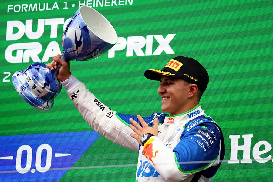 オランダGPで3位に入り、トロフィーを掲げるアイザック・ハジャー【写真:ロイター】