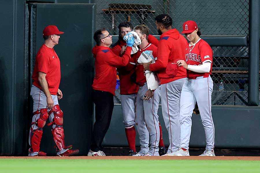 スコアボードに激突したエンゼルスのテイラー・ウォード【写真:ロイター】