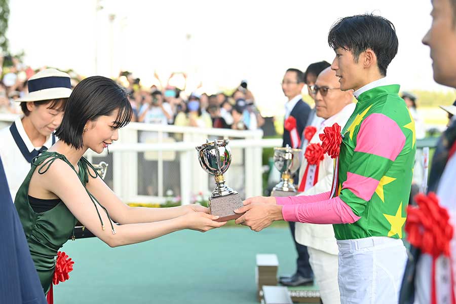 プレゼンターを務めた見上愛（左）と新潟記念を制した坂井瑠星騎手【写真：産経新聞社】