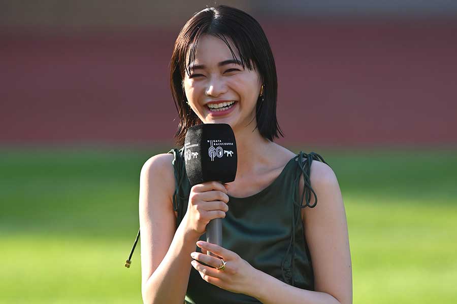 新潟記念の表彰式でプレゼンターを務めた見上愛【写真：産経新聞社】