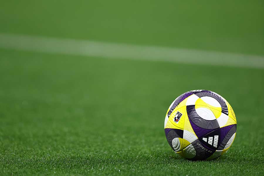 J3リーグで生まれた超ロング弾に目を疑うファン続出【写真:松岡健三郎/アフロ】