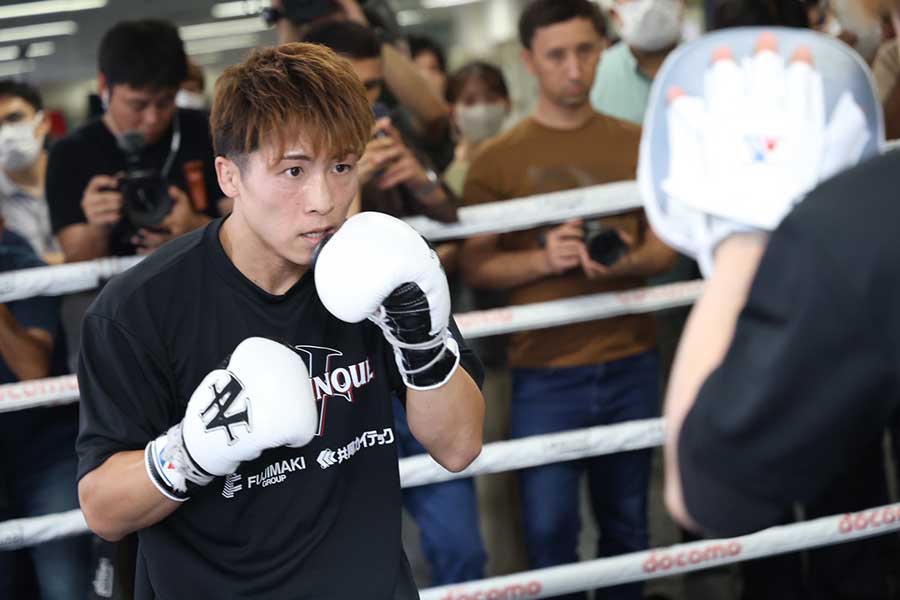 所属ジムで練習を公開し、ミット打ちを披露した井上尚弥【写真：山口比佐夫】