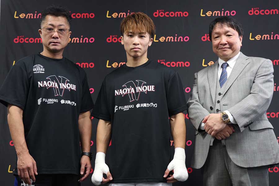 （左から）井上真吾トレーナー、井上尚弥、大橋秀行会長【写真：山口比佐夫】