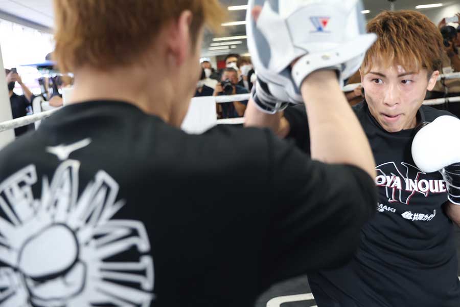 所属ジムで練習を公開、ミット打ちを披露した井上尚弥【写真：山口比佐夫】