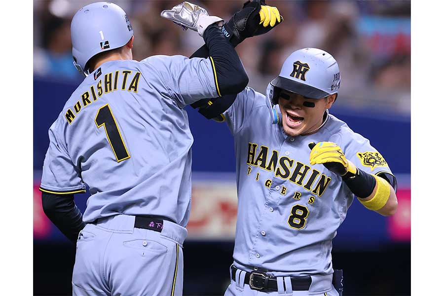 中日戦、3回に今季35号を放った阪神の佐藤輝明【写真：産経新聞社】