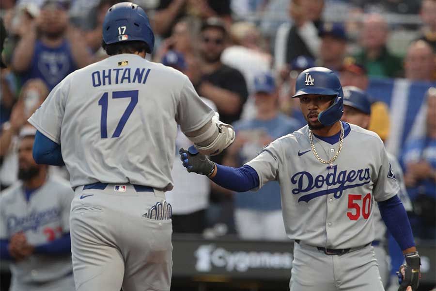 46号ソロを放った大谷翔平（左）を出迎えるムーキー・ベッツ【写真：ロイター】