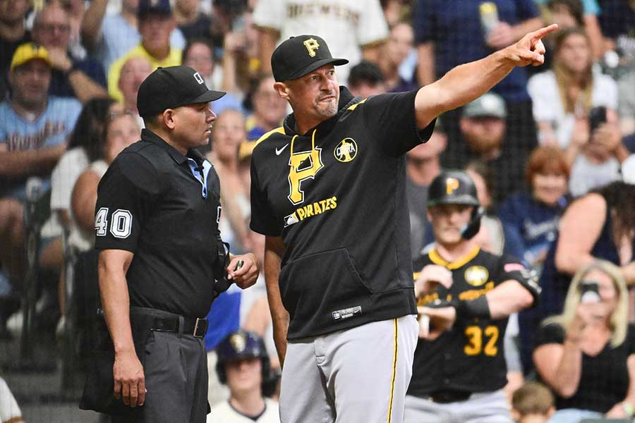 パイレーツのドン・ケリー監督（右）【写真：ロイター】
