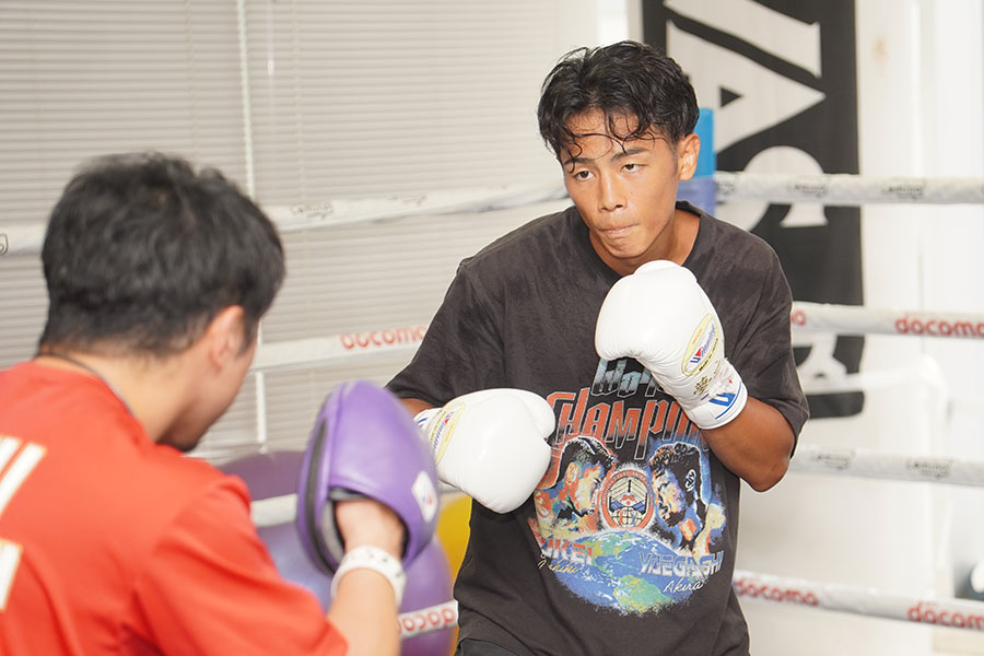八重樫東トレーナー（左）とミット打ちを行った武居由樹【写真：澤田直人】