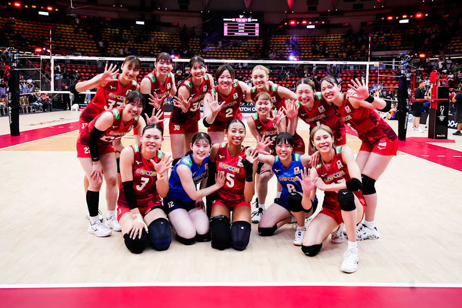 オランダと対戦した女子バレー日本代表【写真:Volleyball World提供】