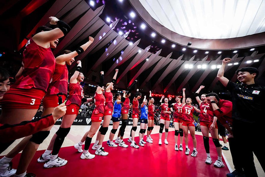オランダと対戦した女子バレー日本代表【写真：Volleyball World提供】