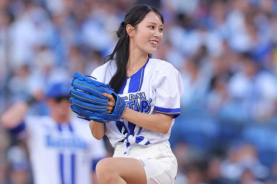 DeNA戦の始球式に登場した元女子ゴルファーの鈴木愛佳子【写真：産経新聞社】