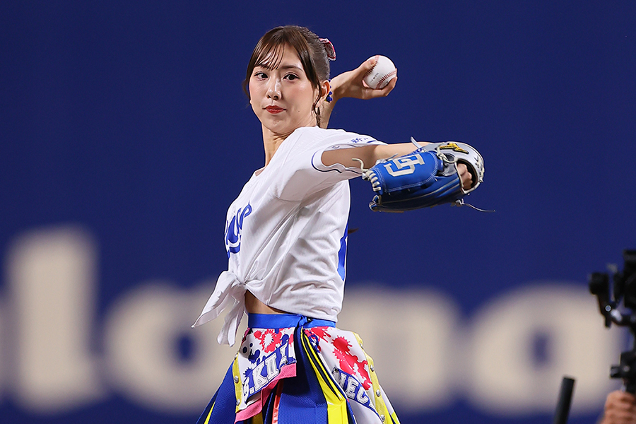 始球式を行った熊崎晴香【写真:産経新聞社】