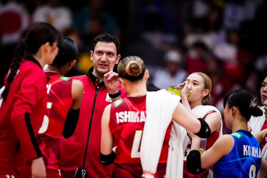オランダ戦に臨んだ女子バレー日本代表とアクバシュ監督【写真：Volleyball World提供】