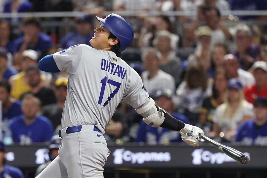 パイレーツ戦、7回の第4打席に内野安打を放つドジャースの大谷翔平【写真：ロイター】