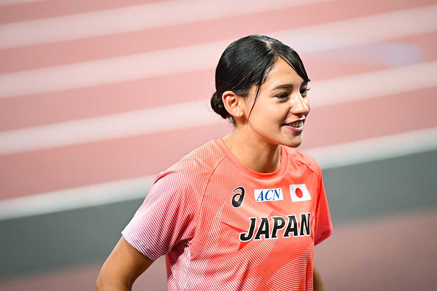 公開練習でインタビューに応える青木アリエ【写真：中戸川知世】