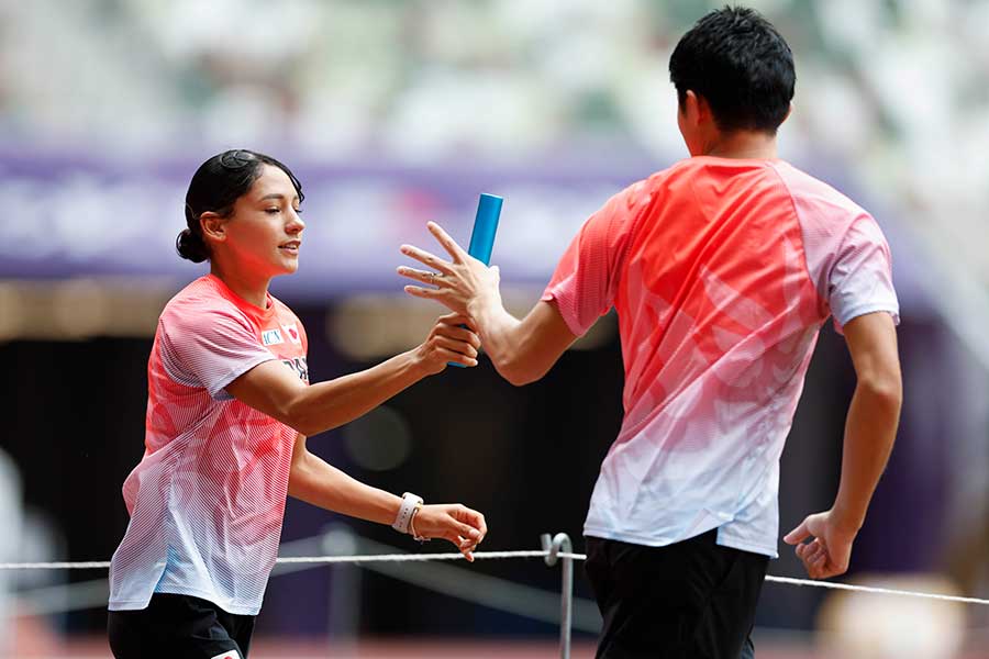 この日の午前中、リレーの練習に臨んだ青木【写真：日本陸上競技連盟提供】