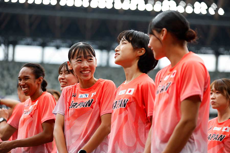 公開練習で笑顔を見せる久保凛【写真：日本陸上競技連盟提供】
