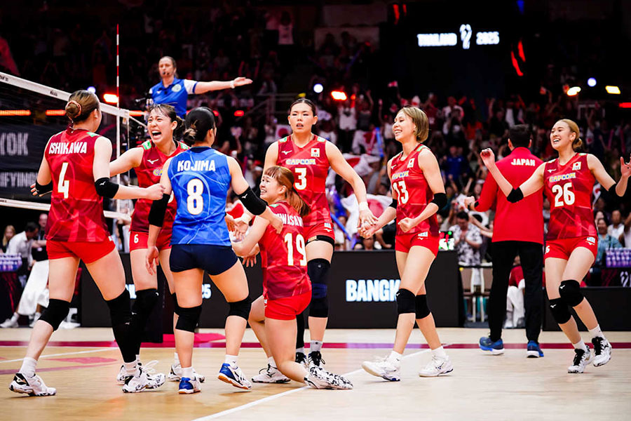 オランダ代表に勝利して喜ぶバレーボール女子日本代表【写真：Volleyball World提供】