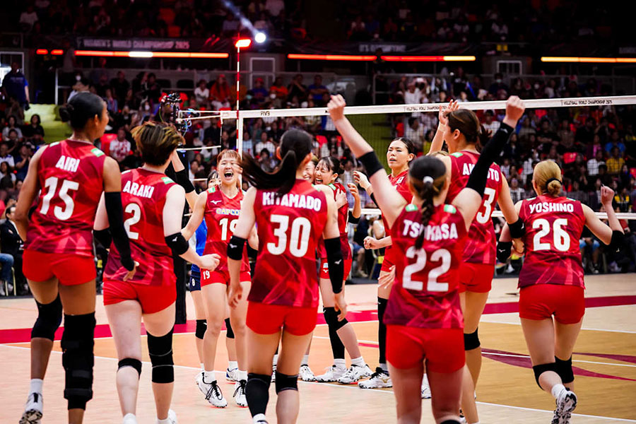 オランダ代表に勝利して喜ぶバレーボール女子日本代表【写真：Volleyball World提供】