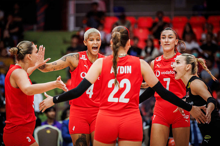 バレーボール女子トルコ代表のエース、メリッサ・バルガス（左から2人目）【写真：Volleyball World提供】