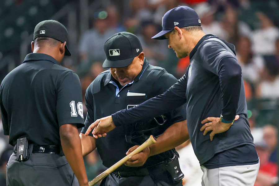 審判団とバットの協議をするアーロン・ブーン監督（右）【写真：アフロ】