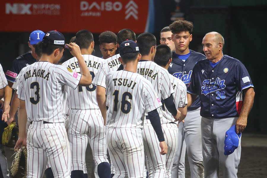 日本の勝利を称えるイタリアのトリンチ監督(右端)【写真:羽鳥慶太】