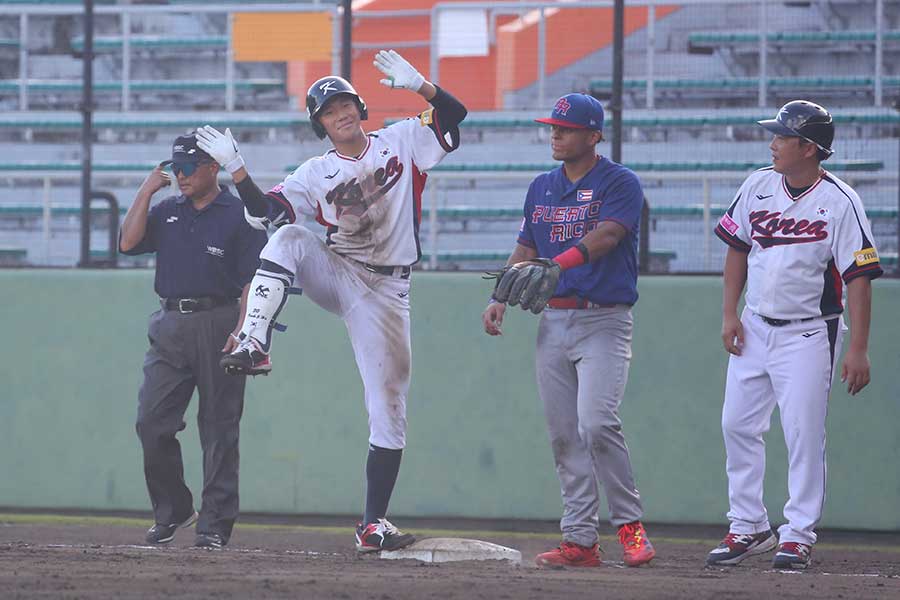 プエルトリコ戦、日本由来のセレブレーションを塁上で見せた韓国代表【写真：羽鳥慶太】