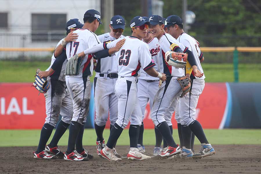逆転勝ちを喜ぶ韓国ナイン【写真：羽鳥慶太】