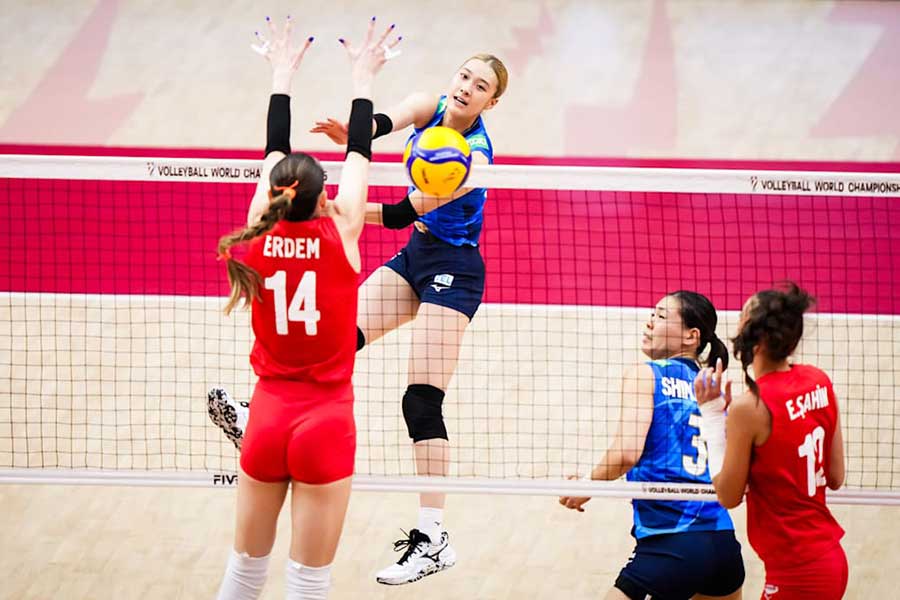 トルコ相手にスパイクを打ち込む佐藤淑乃【写真:Volleyball World提供】