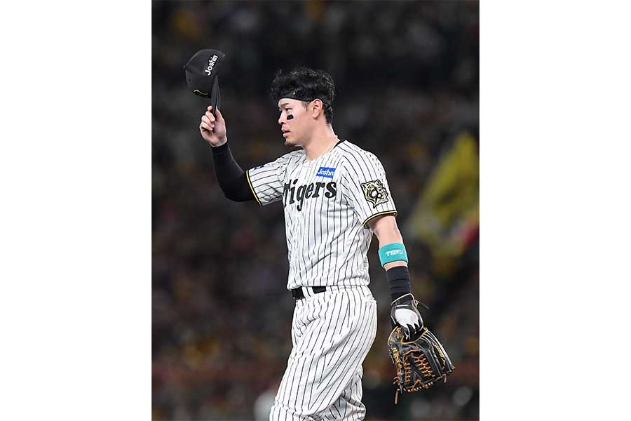 広島戦、超絶ファインプレーを披露した阪神の佐藤輝明【写真：産経新聞社】