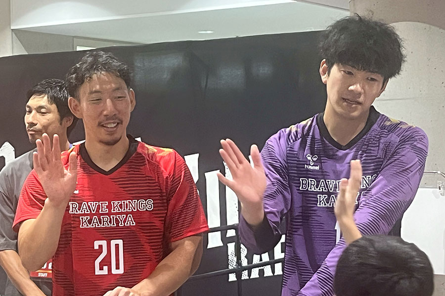 試合後、ファンをハイタッチで見送るブレイヴキングス刈谷の渡部仁（左）と岡本大亮【写真：荻島弘一】