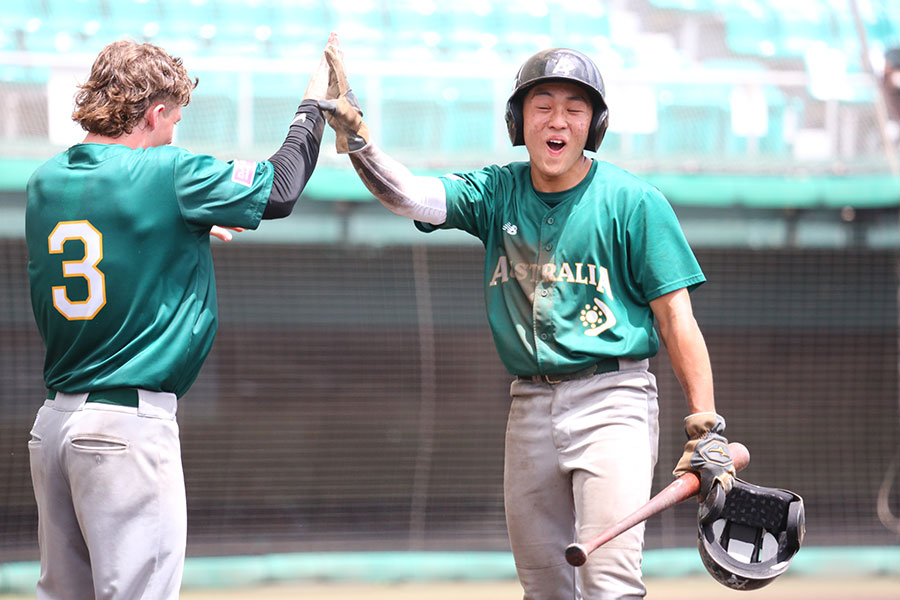 代表のチームメートにもすっかり溶け込むサムカワ（右）【写真：羽鳥慶太】