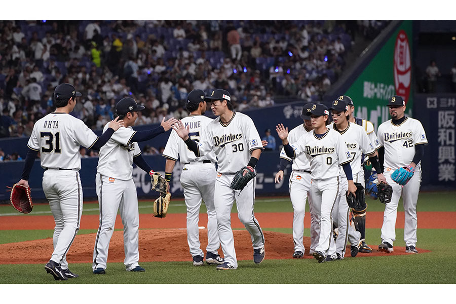 日本ハム戦に勝利してハイタッチを交わすオリックスナイン【写真：産経新聞社】