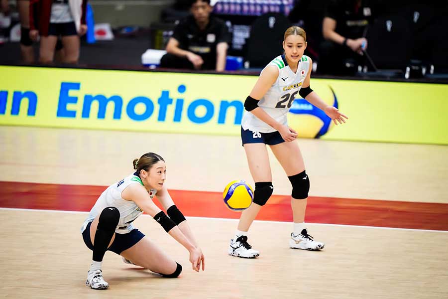 ブラジル戦でレシーブする石川真佑【写真:Volleyball World提供】