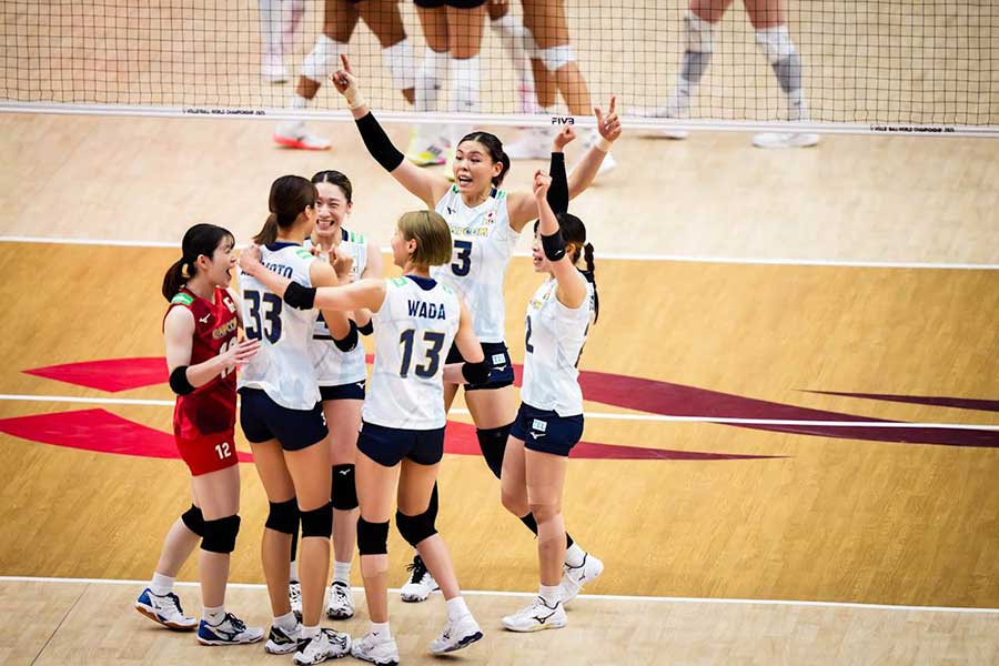 ブラジル戦で得点に歓喜する女子バレー日本代表【写真:Volleyball World提供】