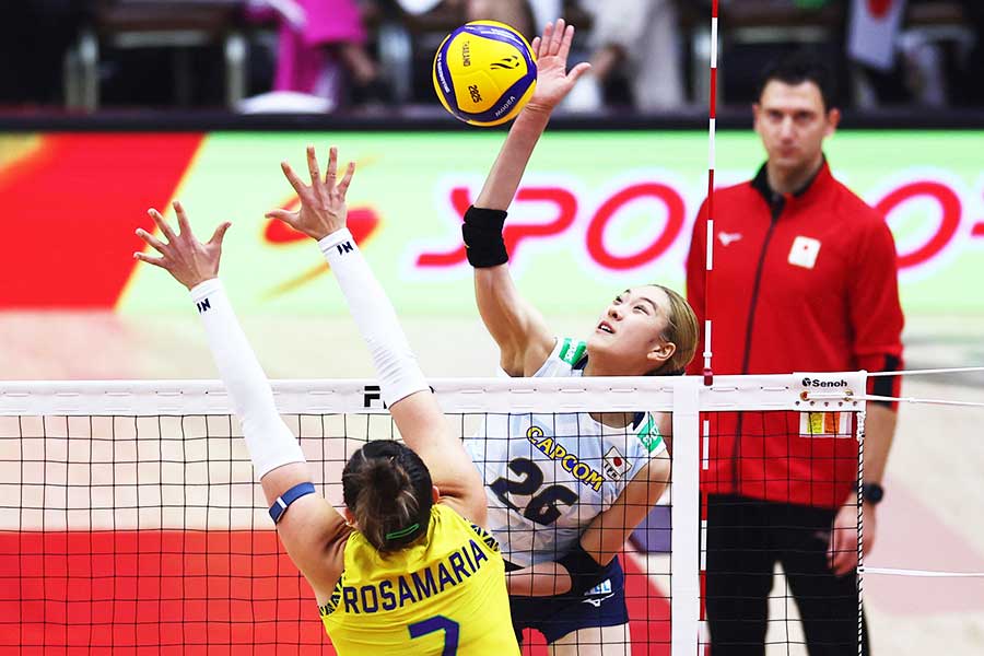 ブラジルと対戦した女子バレー日本代表【写真：ロイター】