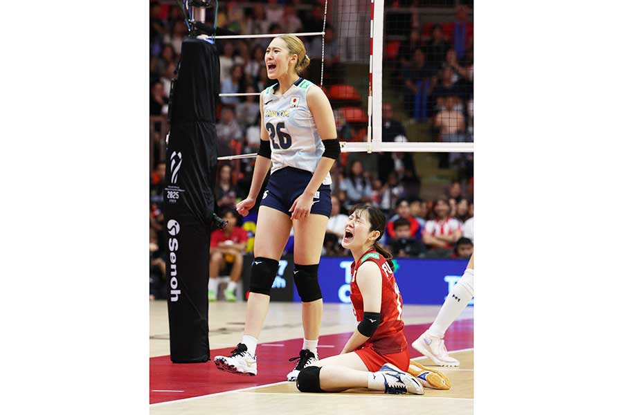 ブラジル戦で絶叫する佐藤淑乃（奥）【写真：ロイター】