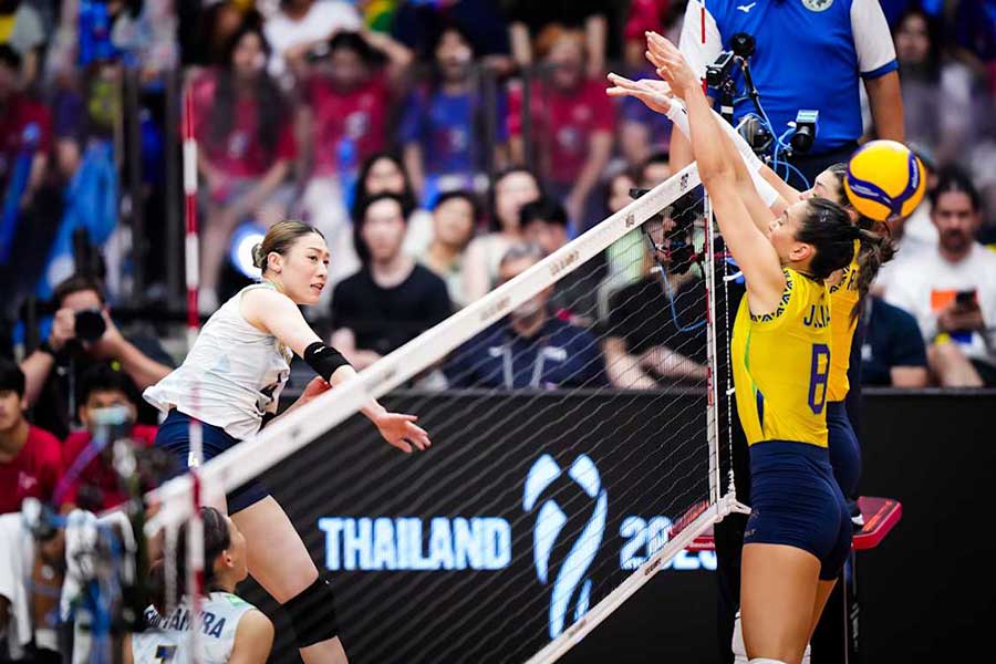 ブラジル相手にスパイクを打ち込む石川真佑【写真：Volleyball World提供】