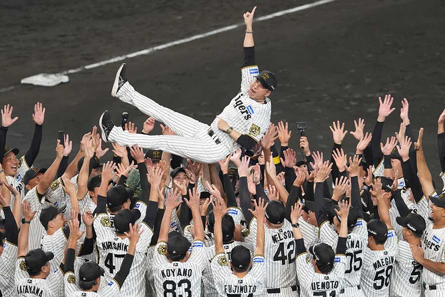 2年ぶり7度目のリーグ優勝を成し遂げ、胴上げされる阪神の藤川球児監督【写真：産経新聞社】