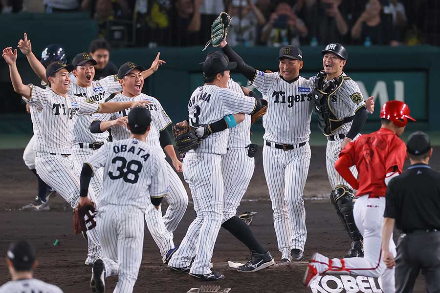2年ぶり7度目のリーグ優勝を成し遂げて歓喜する阪神ナイン【写真：産経新聞社】