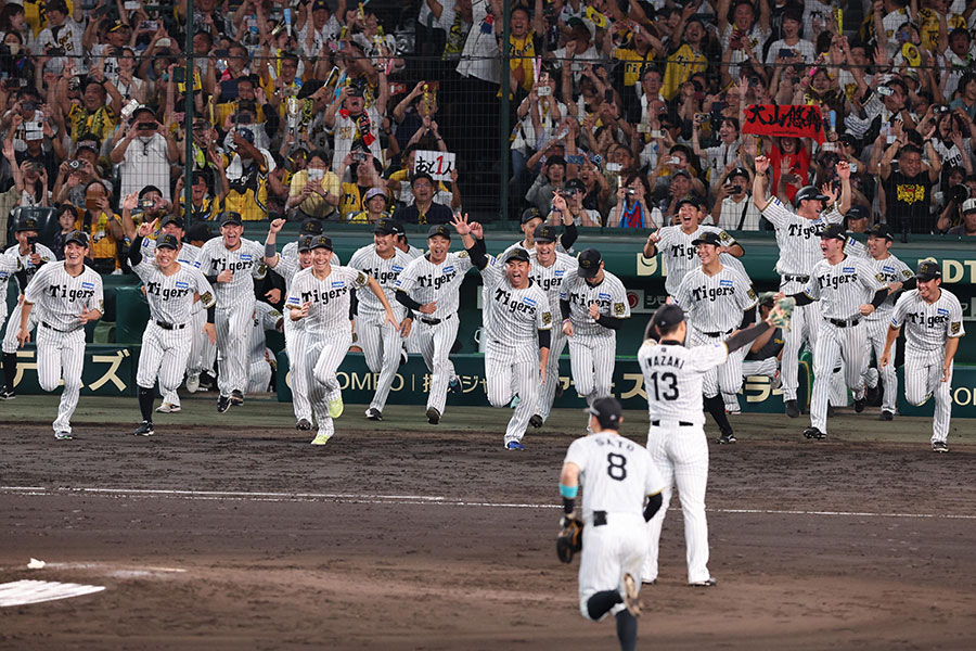 優勝を決め飛び出す阪神の選手たち【写真：産経新聞社】